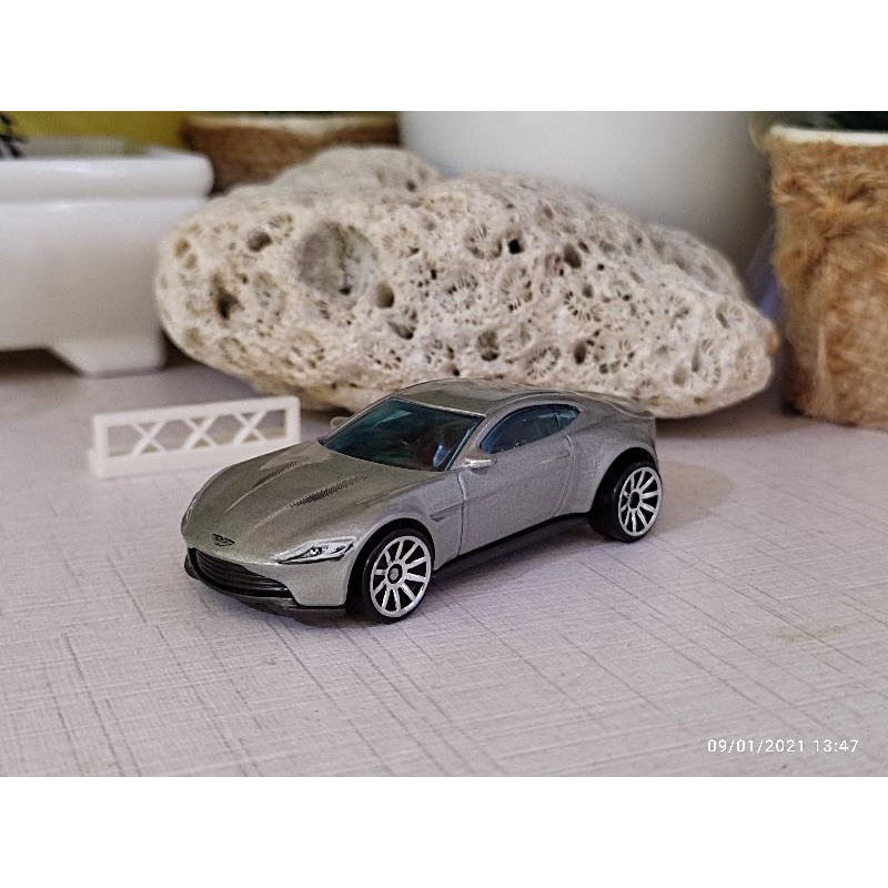 hot wheels aston martin DB10 spectre james bond 007 silver loose
