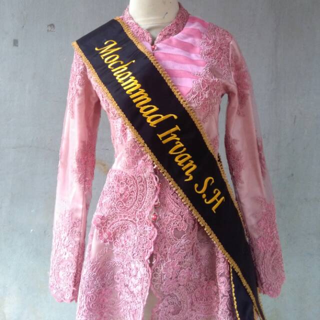 Selempang wisuda renda emas