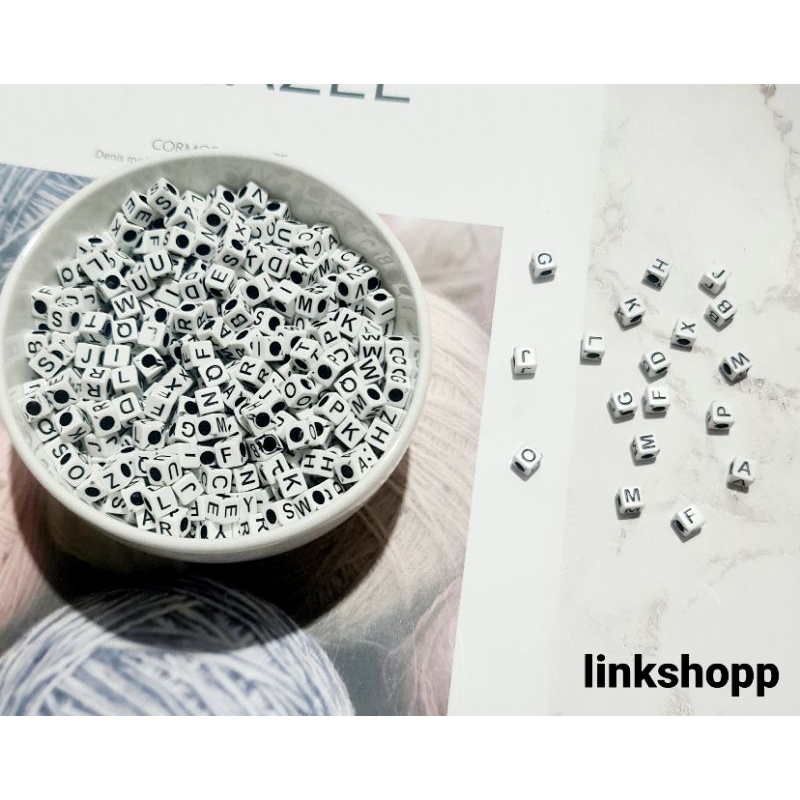 MANIK MANIK HURUF HITAM PUTIH KOTAK