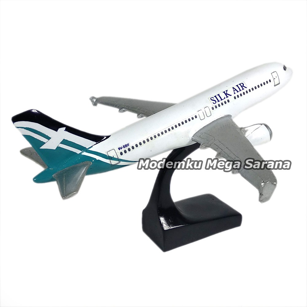 Miniatur Pesawat Terbang Silk Air 20x17x12cm - Fiber Glass [Packing Kayu]