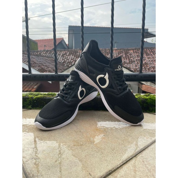 SEPATU RUNNING ORTUSEIGHT MANZANA BLACK