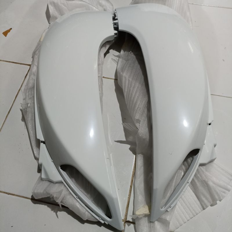 COVER BODY LEKSIL LUAR ( SAYAP  ) SPAKBOR DEPAN SCOOPY F1 PUTIH IMITASI WIN