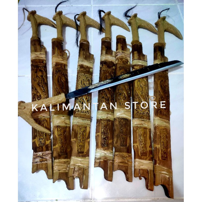 TERLARIS Mandau Dayak Motif Sarung  Ukir Timbul Balut Kulit Asli