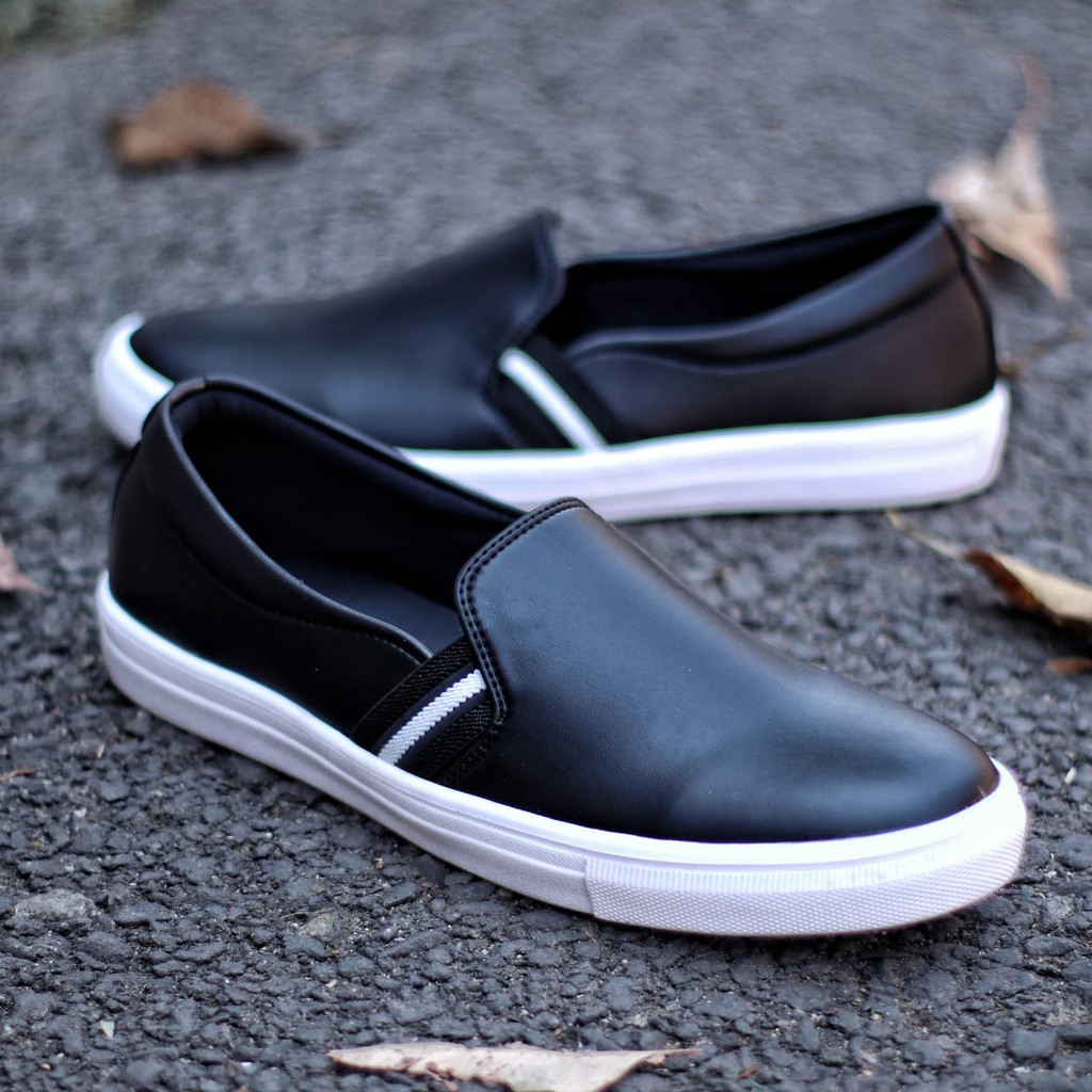 Sepatu Pria sepatu casual pria sepatu slip on pria Sepatu Kasual  Men's shoes Sepatu Kasual Santai Kerja Kondangan Semi Formal Anti Slip Original Gaya Keren Kekinian Terlaris