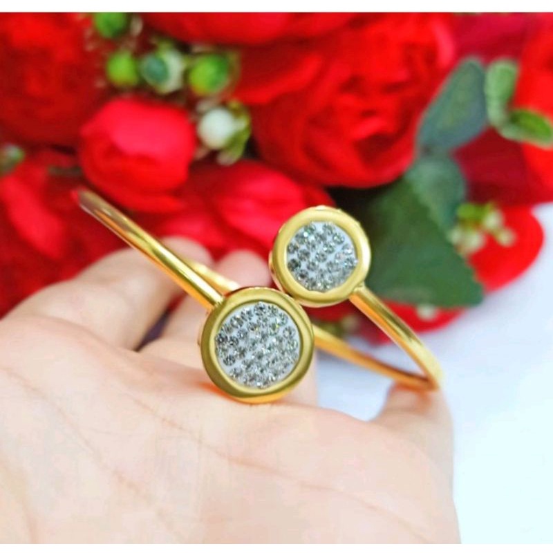 GELANG TITANIUM KESEHATAN TANPA MAGNET MODEL M C I ORIGINAL GOLD DAN SILVER TERBARU TERLARIS ANTI KARAT