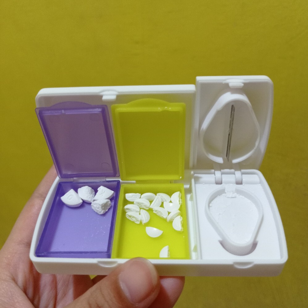Kotak Tempat Obat Dengan Alat Potong Obat