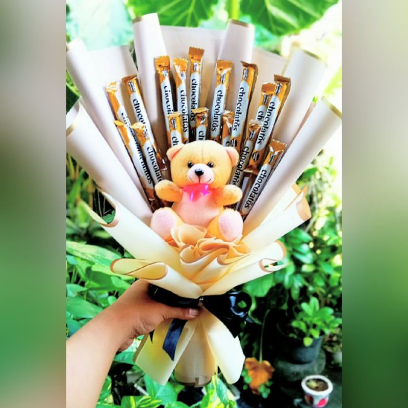 

Buket Snack Chocolatos Dengan Boneka Bear Biasa / Boneka Wisuda 13cm | Bucket Bouquet Medium