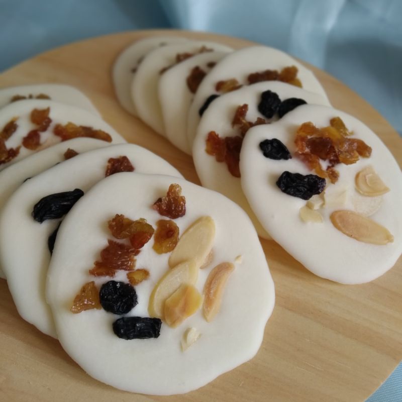 

Magnolina White Chocolate Coin Mendiant coklat kismis gift box