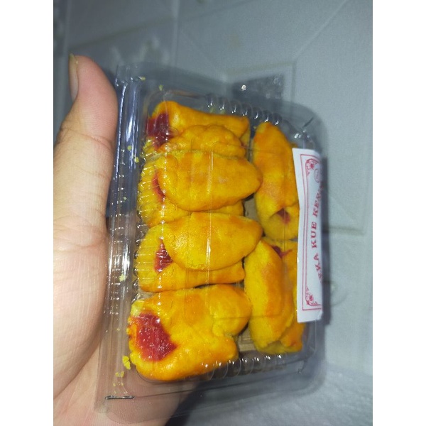 

Kue Selai Nanas Atau Strawberry Isi 6 Pcs Kemasan 70 Gram