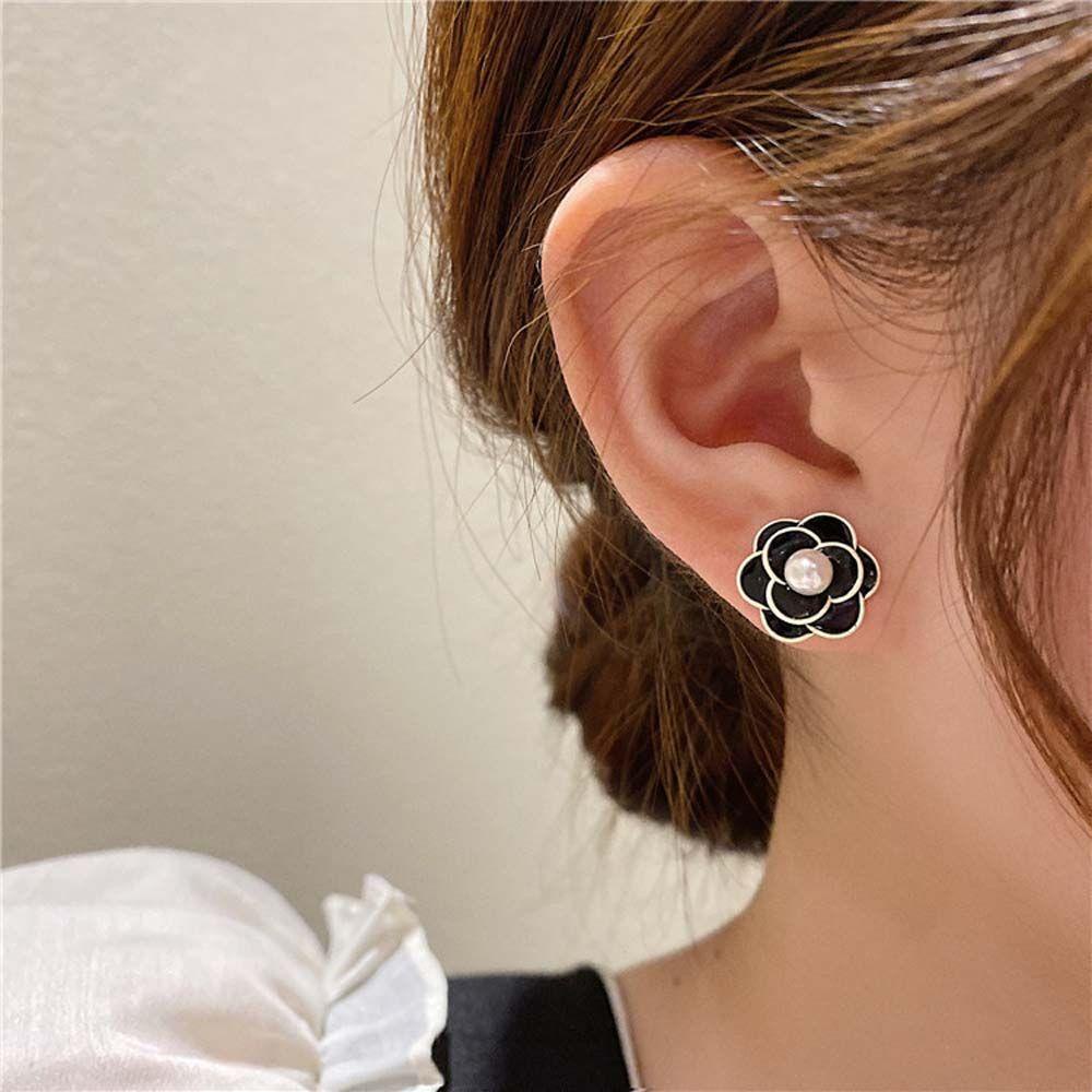 Needway Camellia Earrings Temperamen Anting Pejantan Mutiara Sederhana925 Jarum Perak Perhiasan Fashion Hitam Putih Wanita Earrings