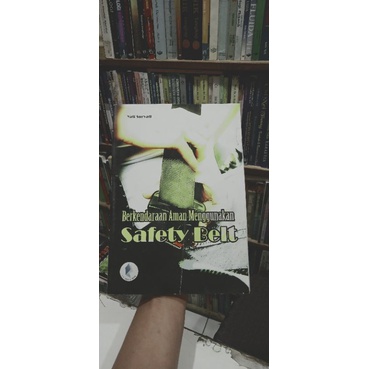 

BUKU BERKENDARA AKAN MENGGUNAKAN SAFETY BELT