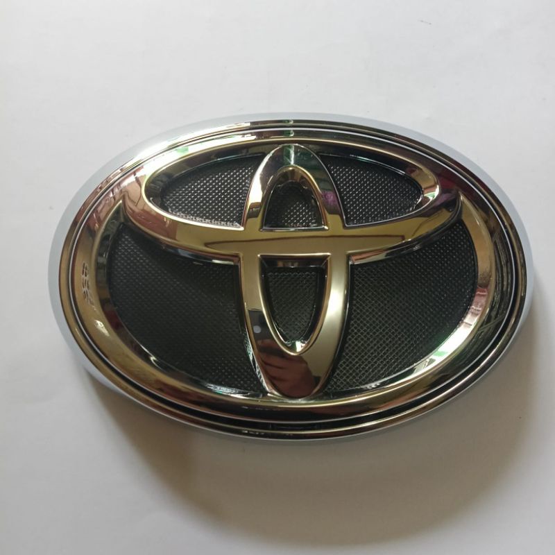 LOGO GRILL DEPAN TOYOTA (FORTUNER VRZ)