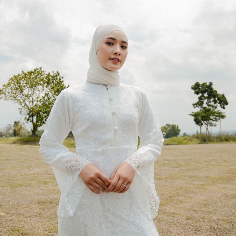 ELLADINE DRESS LONG TAIL BYGIAGIO gaun akad simple gaun wedding pernikahan baju muslim putih pakaian lamaran elegan pakaian wanita pesta elegan fashion korea dres lebaran cantik anggun mewah nyaman gaun vintage fashion dress bahan lace brokat halus furing