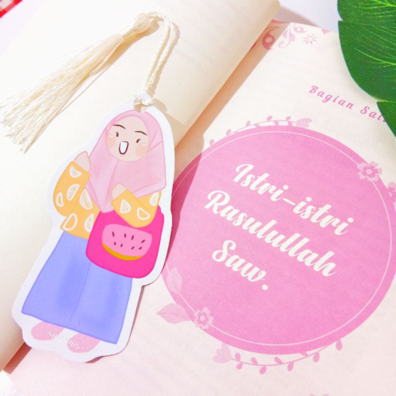 

Bookmark Outfit Series