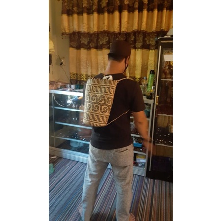 anjat rotan khas dayak kalimantan