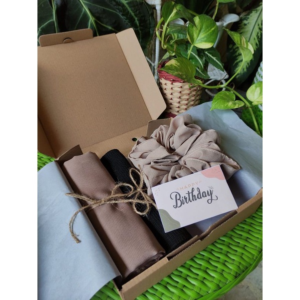

Hampers / hampers hijab/hamper jilbab/ kado wisuda/ kado ulang tahun/ kado murah
