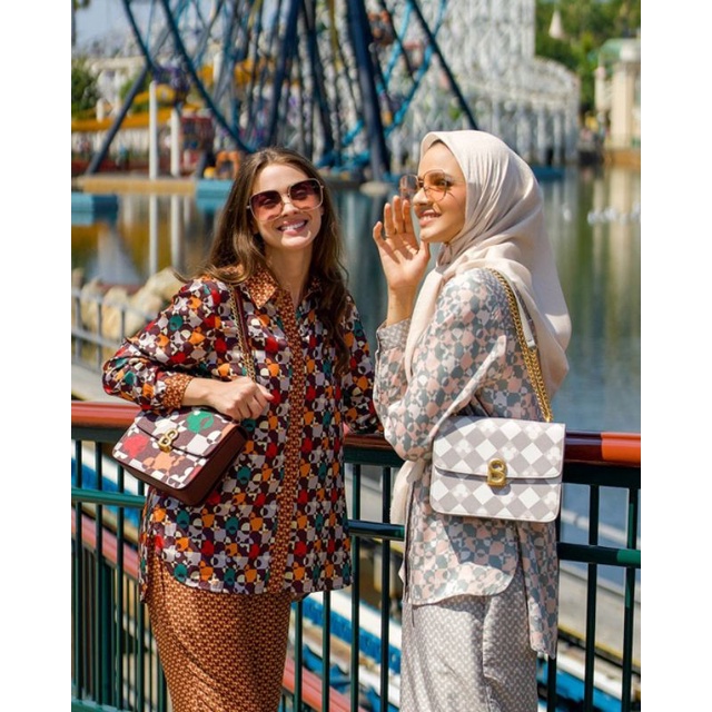 open jastip | the dream park series Dona Bag & Puzzlea Bag Disney x Buttonscarves | chat untuk keter