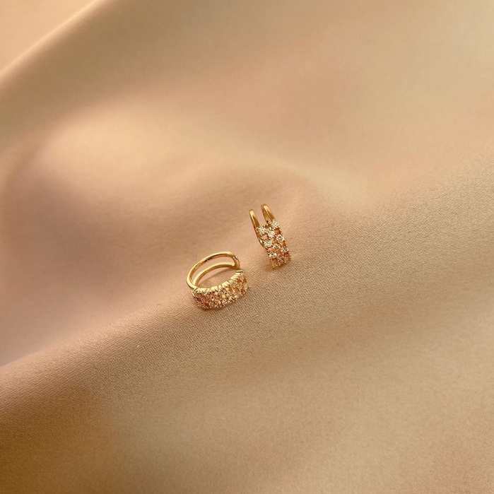 Anting Tusuk Berlian Imitasi Bahan Titanium Steel Gaya Retro Untuk Wanita