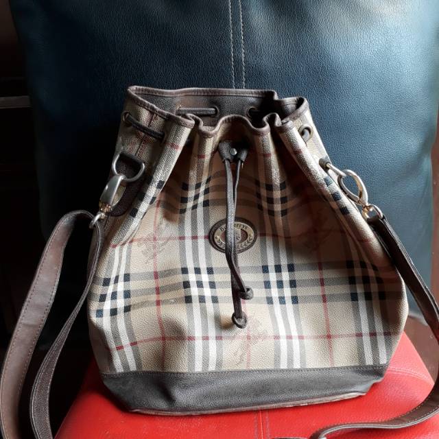 Preloved Tas Selempang Burberry Kulit