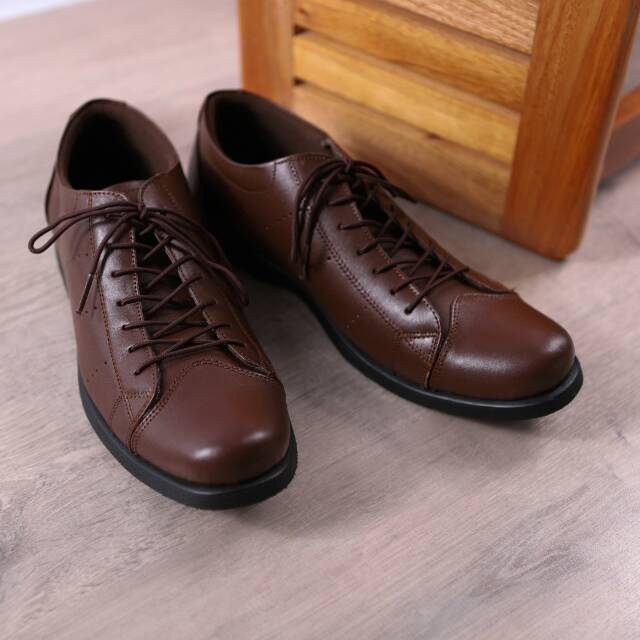 Sepatu kulit pantofel kantor pria Model Vardy colour Tan