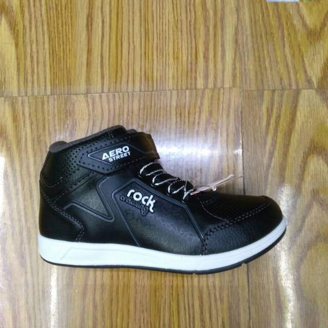 Sepatu sekolah hitam aerostreet new model.