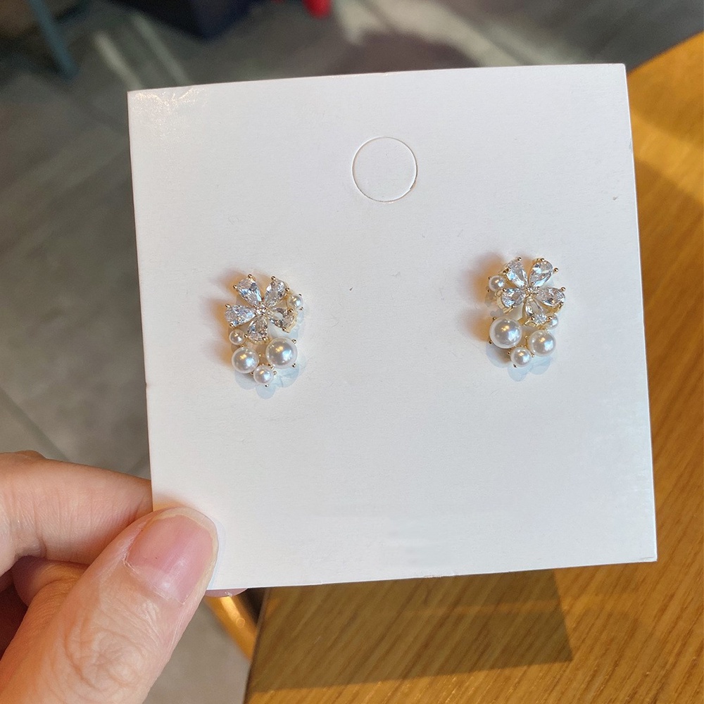 Anting Stud Zircon Bentuk Bunga Aksen Mutiara Multicolor Untuk Wanita