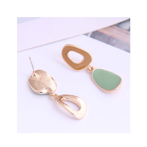 LRC Anting Tusuk Fashion Green Contrast Geometric Drop-shaped Oil Drop Hollow Earrings A61291