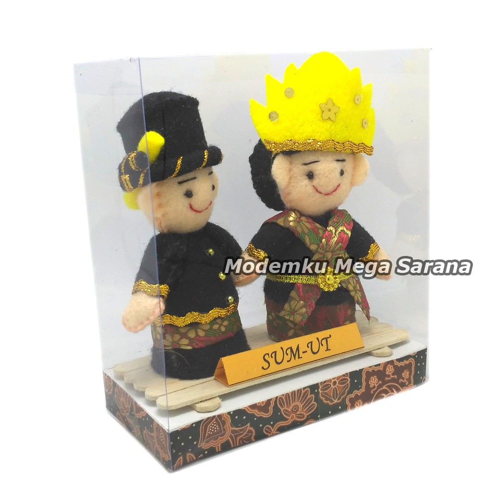 Boneka Pakaian Adat Sumatera Utara