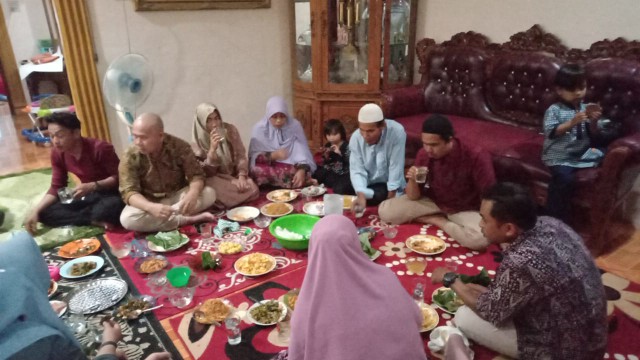 Batik Couple Keluarga Sania Ruffle Ori Ndoro Jowi Dnt Motif Mega Merah Termurah Di Shopee