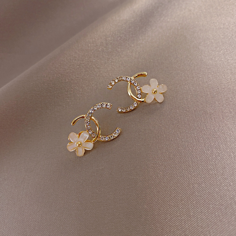 Fashion wanita anting-anting huruf C Perancis temperamen elegan anting-anting bunga aroma kecil