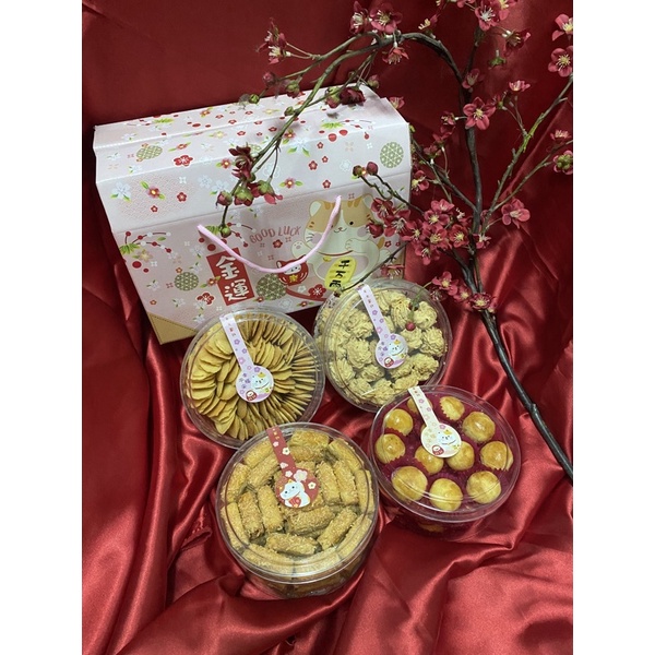 

Hampers Imlek Xincia Sincia Kue Kering Nastar Premium,Sagu Keju, Kastengel, Lidah Kucing