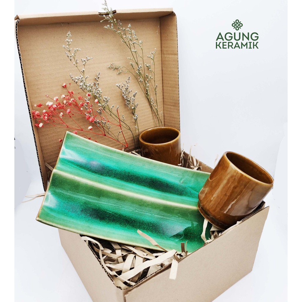 

Hampers murah meriah Gelas dan Piring Agung Keramik