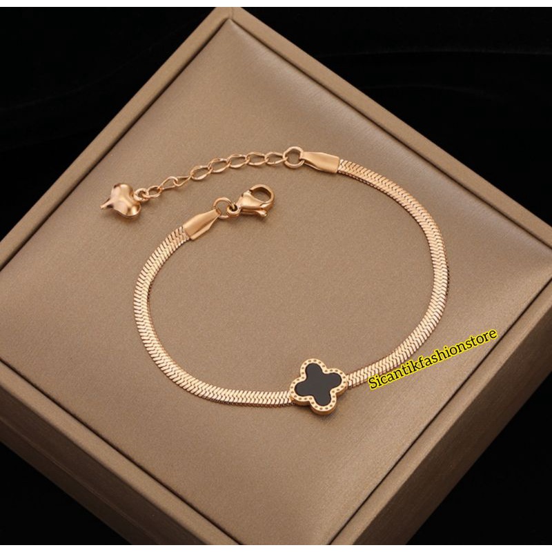 Gelang Titanium Pipih Rose Gold Anti Karat Liontin Bunga Clover Hitam Aksesoris Wanita Gelang Wanita Korea Terlaris