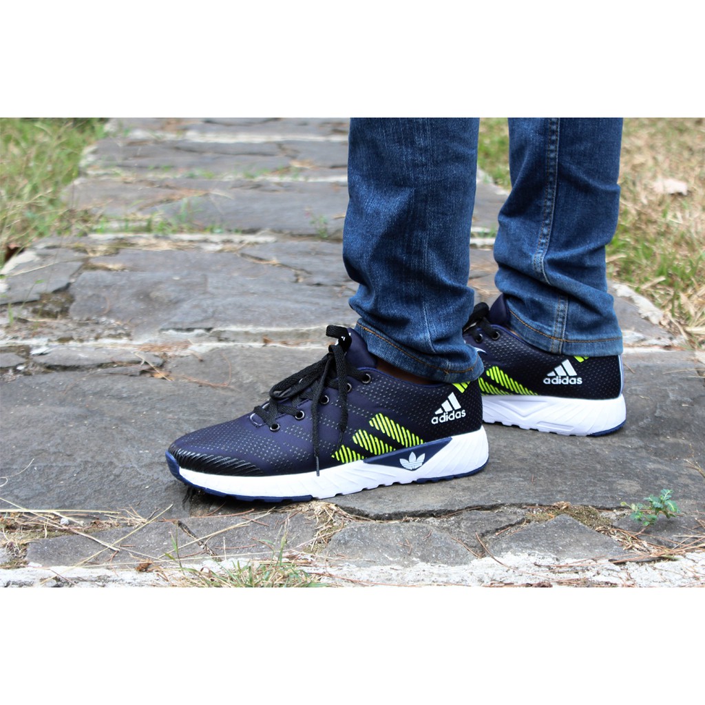 Sneakers Pria Adidas Marathon