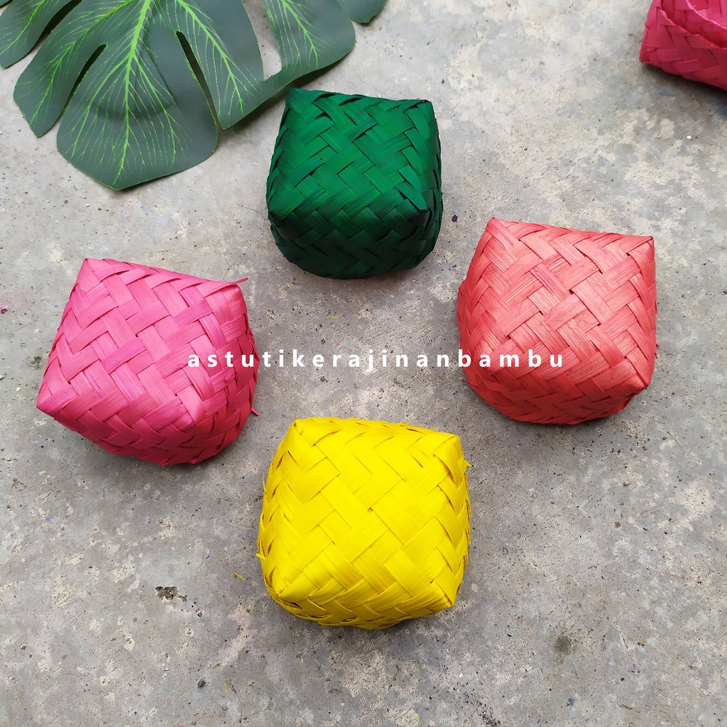 

Sepasang Besek bambu mini ukuran 5 x 5 cm/harga setangkup ya/besek souvenir/ besek hias/ besek mini imut/ besek imut imut/ bakul mini