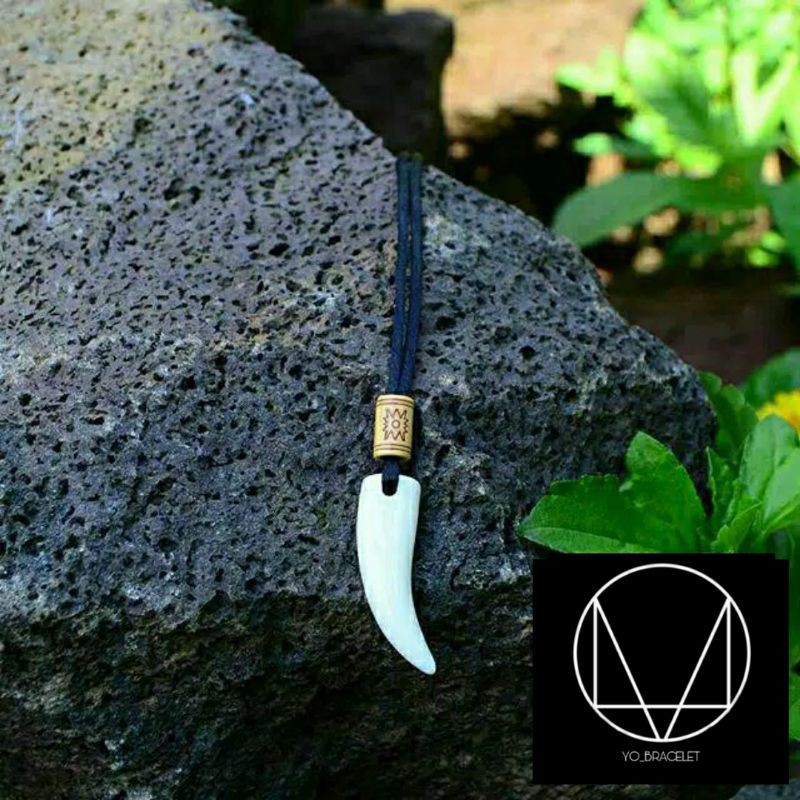 Kalung tali satin korea liontin taring macan putih resin/kalung pria