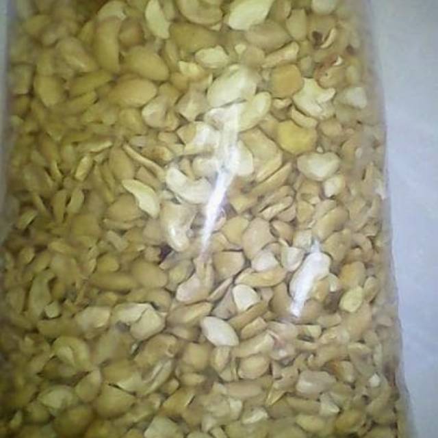 

Kacang mete pecahan besar mateng