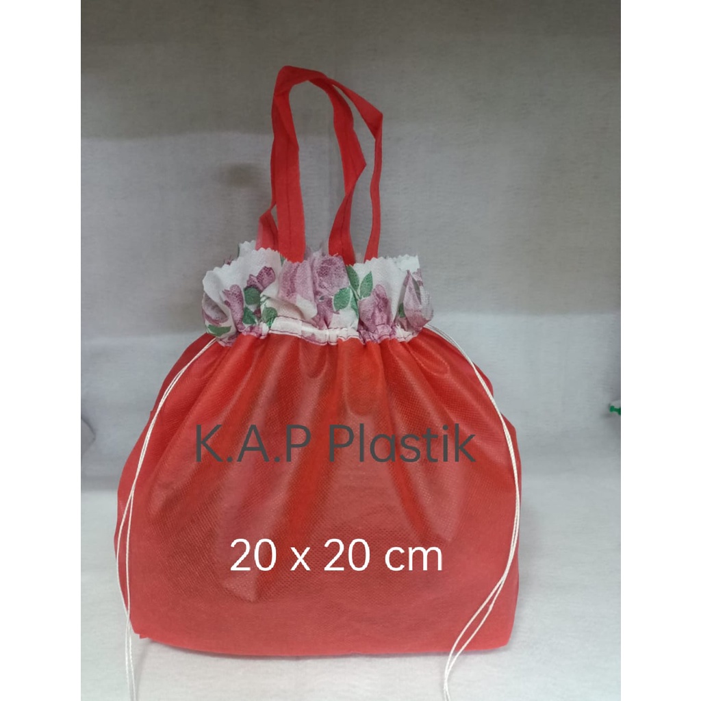 

Tas Sponbon Serut Uk. 20x20 cm/22x22 cm Kemasan Box Nasi/Box Kue/Besek/Sembako/Souvenir Dll