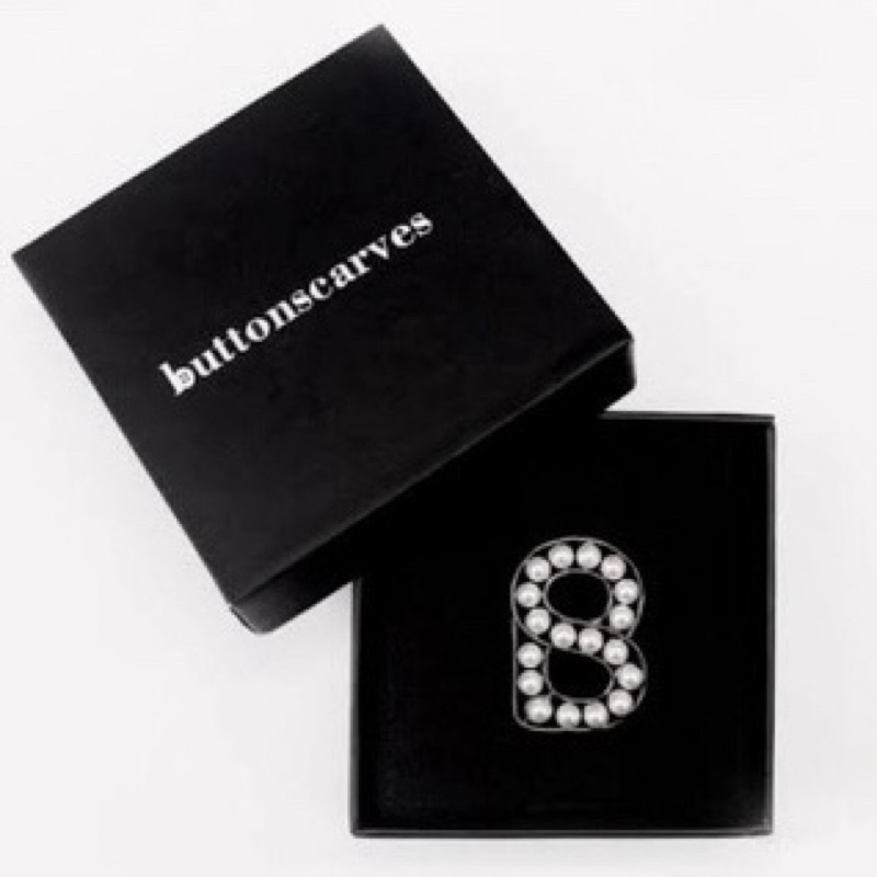 [NEW] Buttonscarves Signature Pearl Brooch White Black