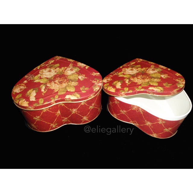 

Box Kaleng Vintage Bentuk Hati Merah (1 set 2 pcs)