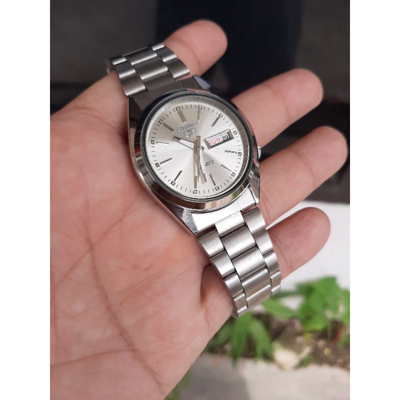 jam tangan Seiko 5 quartz stainles steel klasik day and date