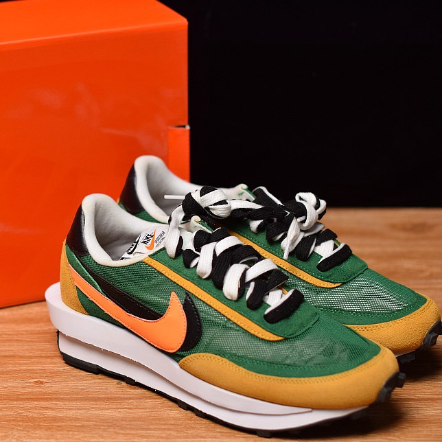 Sepatu Sneakers Desain sacai X Nike 