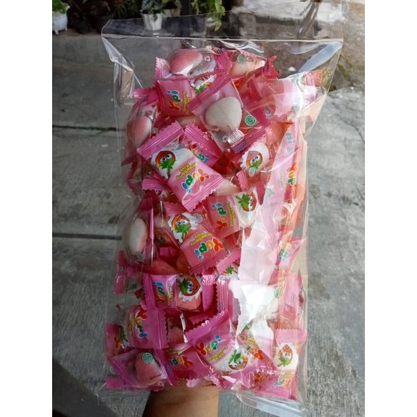 

250gram Permen Yupi Strawberry Kiss Love Kenyal Makanan Ringan Kemasan Plastik Kiloan Qoobox