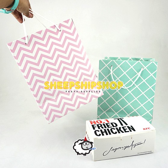 

TAS KERTAS BINGKISAN Nasi Box Ayam Goreng Goodie Bag Kantong Hadiah Kertas untuk Bingkisan Gift KFC