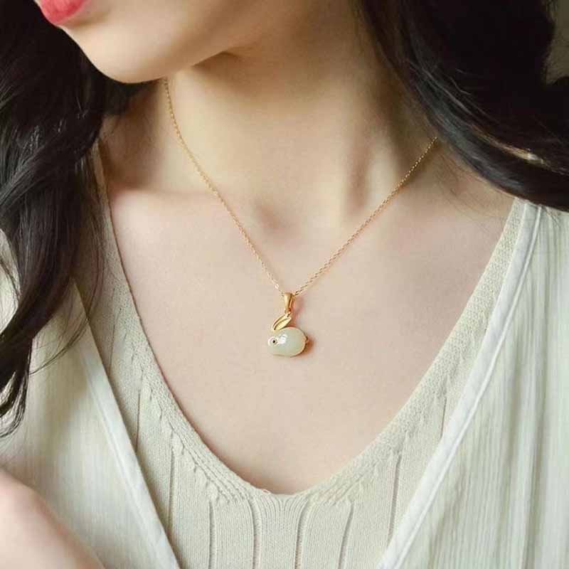 Kalung Rantai Dengan Liontin Kelinci Lucu Bahan Kaca Glossy Untuk Wanita