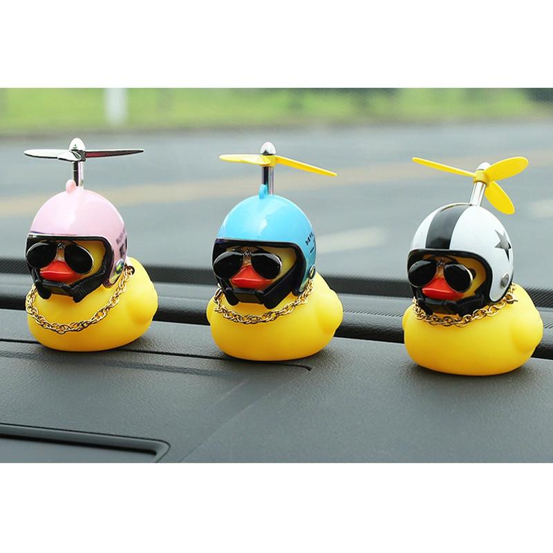 Ornamen Bebek Kuning Kecil Lucu Dengan Helm Untuk Dekorasi Sepeda Motor