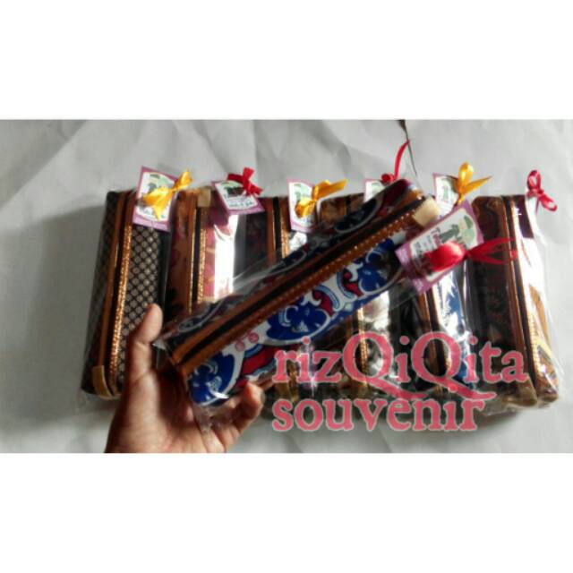 

Souvenir dompet pensil batik