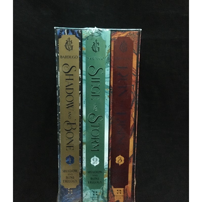 

DISKON SPESIAL SHADOW AND BONE TRILOGY BOXSET TERLARIS