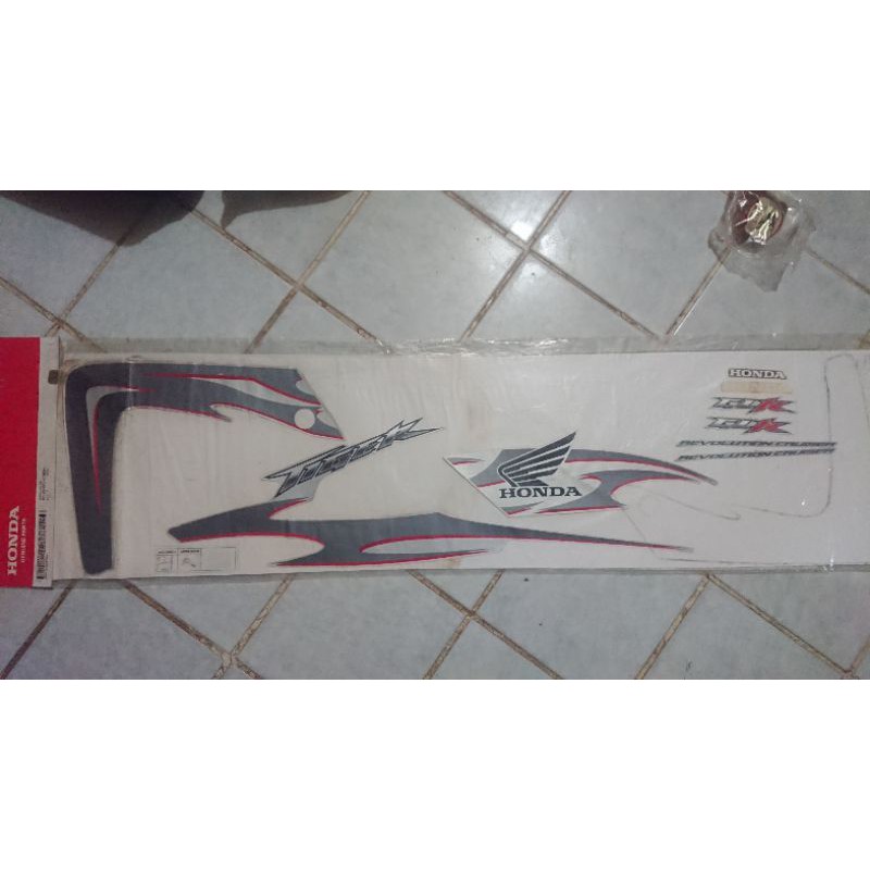 Lis Body-Sticker-Striping Tiger Revo 2008 Original AHM Silver Merah