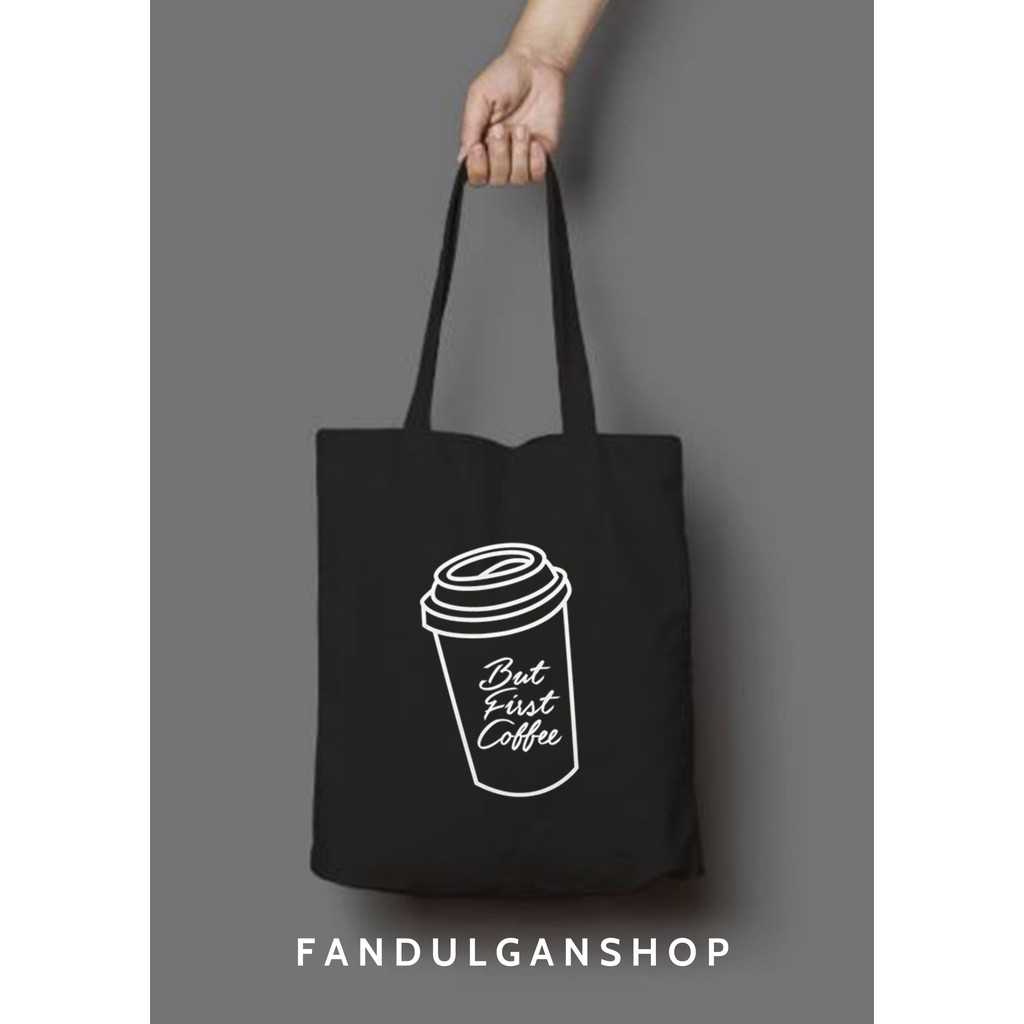 FLASH SALE 7.7 - [RESLETING+MUAT LAPTOP] TOTEBAG MOTIF &quot;BUT FIRST COFFEE&quot; BERBAHAN SEMI KANVAS DENGAN UKURAN 33X38 CM | TOTEBAG BERWARNA HIJAU, MAROON, BIRU NAVY, DAN HITAM | TOTEBAG PRIA/WANITA MASUK LAPTOP